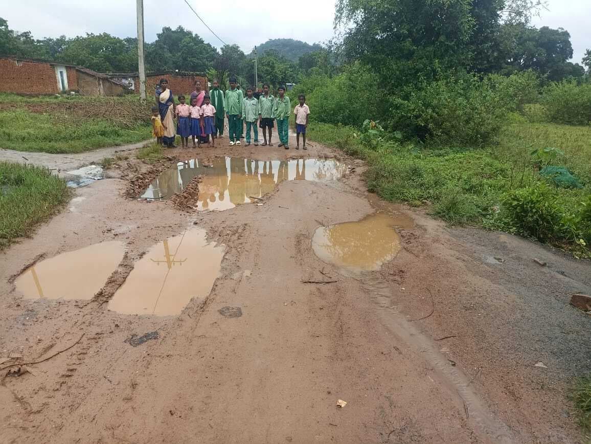 बारिश में जलमग्न हुई कोनका गांव की मुख्य सड़क