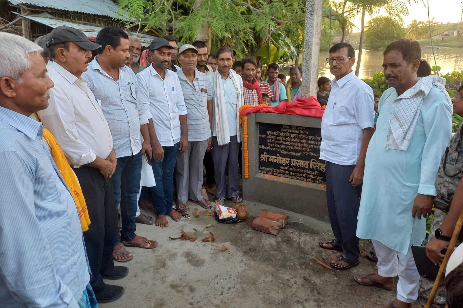 विधायक ने अमीराबाद में सड़क निर्माण का किया शिलान्यास