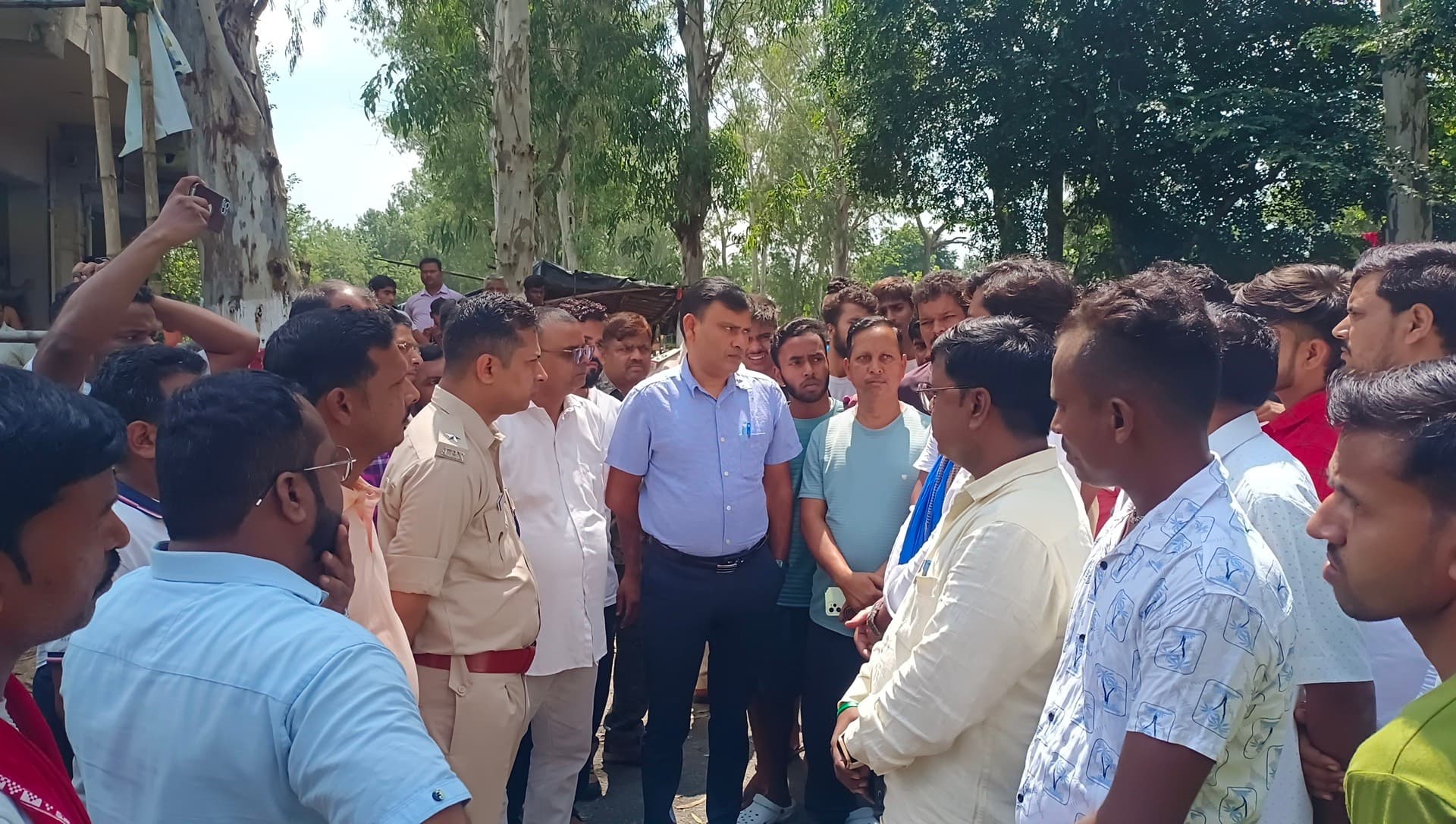 Deoghar news : बाबा साहेब की प्रतिमा को असामाजिक तत्वों ने किया क्षतिग्रस्त, आक्रोशित लोग धरने पर बैठे