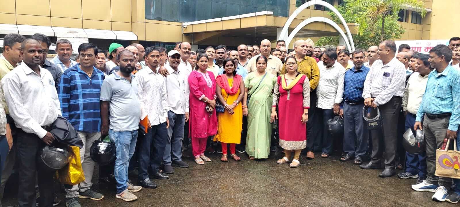 Jamshedpur news. सहारा कार्यालय खोलने की मांग को लेकर पीड़ित कार्यकर्ता व जमाकर्ताओं ने किया प्रदर्शन