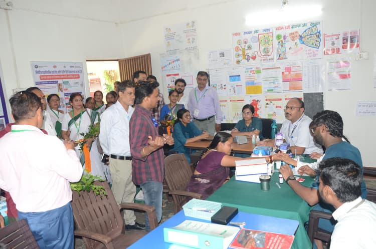 Deoghar news : केंद्रीय टीम ने आयुष्मान आरोग्य मंदिर में की स्वस्थ नारी सशक्त परिवार अभियान की जांच