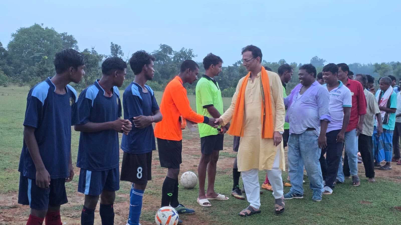 भाजपा नेता ने फुटबॉल खेल का किया शुभारंभ