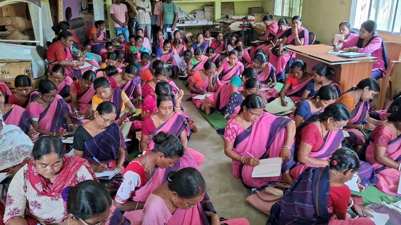 सेविकाएं बच्चों को नियमित उपलब्ध करायें पोषाहार