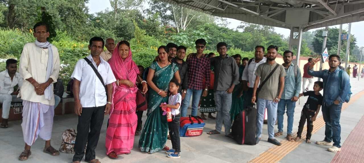 सैकड़ों लोग राम मंदिर अयोध्या के लिए रवाना