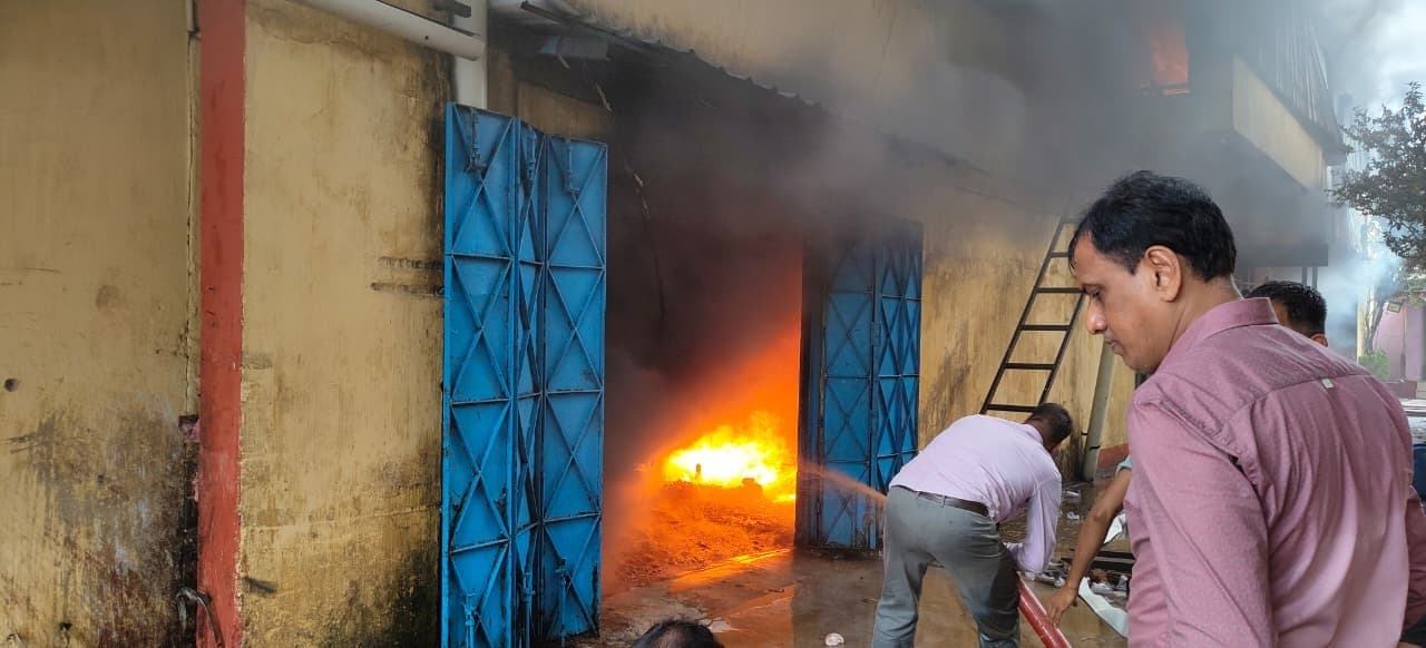 Jamshedpur news. अगलगी : भीषण आग से कंपनी को हुआ लाखों का नुकसान