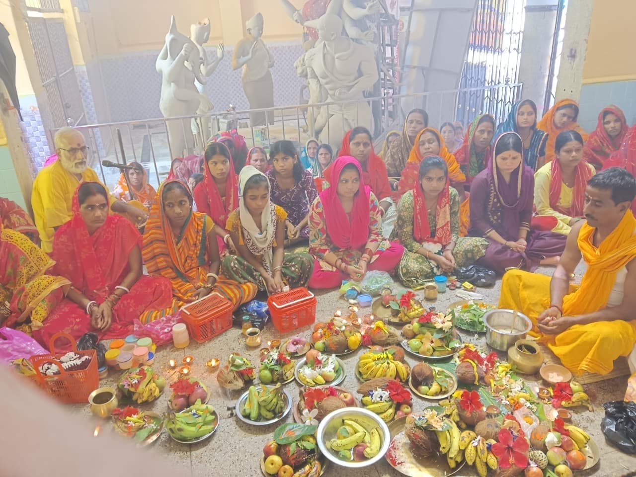 नवरात्र को लेकर भक्तों में दिखा उत्साह, माहौल भक्तिमय