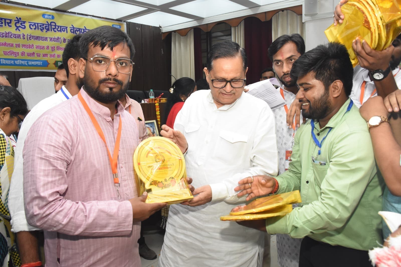 माधवेंद्र को मिला यंग लाइब्रेरी प्रोफेशनल व लीडरशिप अवार्ड, खुशी