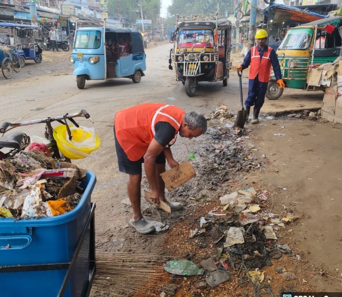 सफाई कर्मियों ने चलाया स्वच्छता अभियान