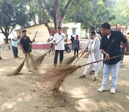 नप सभापति व अधिकारियों ने श्रमदान कर स्वच्छता का दिया संदेश