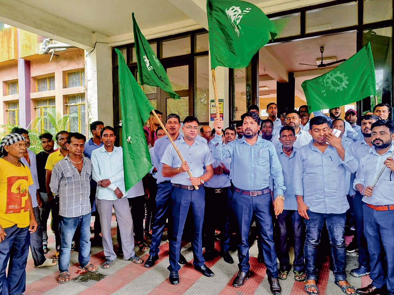 बोनस बैठक टलने पर कोल इंडिया कर्मचारियों ने की गेट मीटिंग