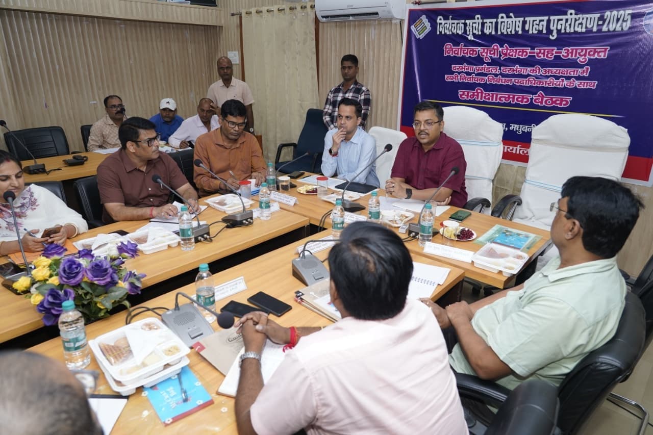 Madhubani News : आयुक्त ने की मतदाता सूची के कार्य की समीक्षा की