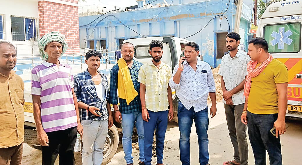 Gopalganj News : गोपालगंज में ट्रक की चपेट में आने से बाइक सवार पति-पत्नी की मौत