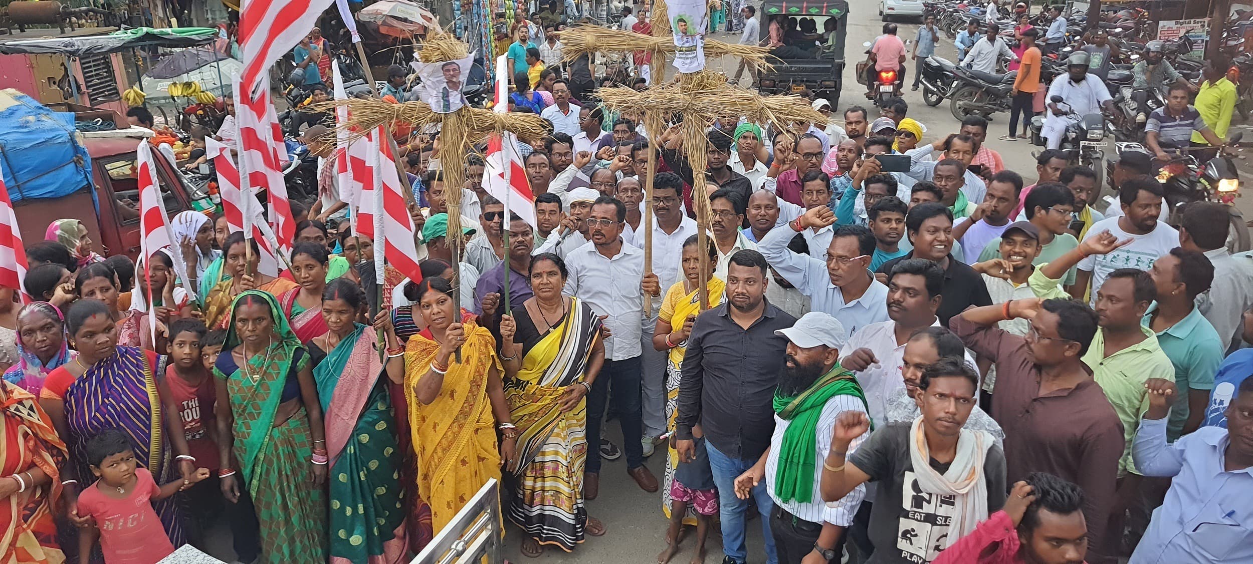 Bokaro News : आदिवासियों ने सांसद व विधायक का किया पुतला दहन