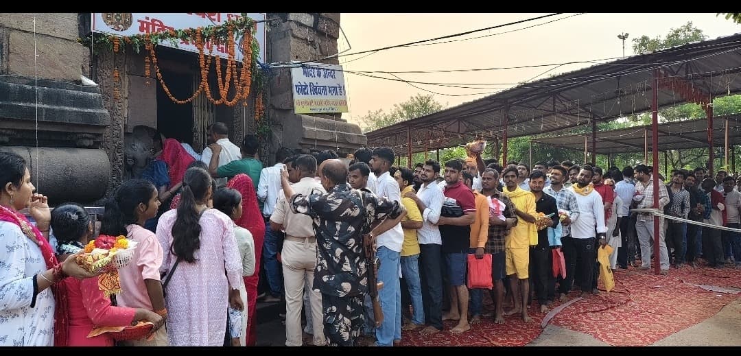 80 हजार से अधिक श्रद्धालुओं ने मुंडेश्वरी धाम में मां ब्रह्मचारिणी का किया दर्शन-पूजन