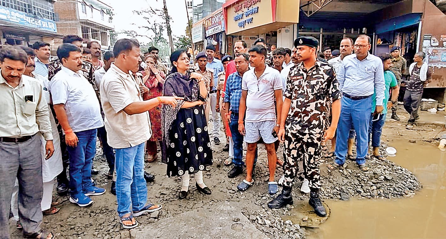 Hajipur News : राम प्रसाद चौक पर अस्थायी नाला निर्माण कर की गयी जलनिकासी