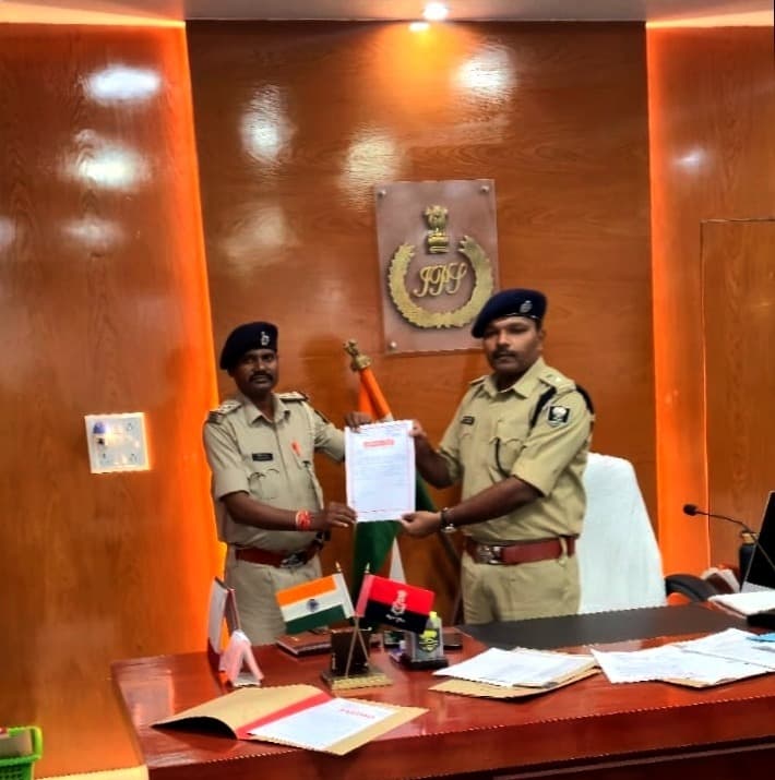 Madhubani News : पुलिस अधीक्षक ने लखनौर थानाध्यक्ष को प्रशस्ति पत्र देकर किया सम्मानित