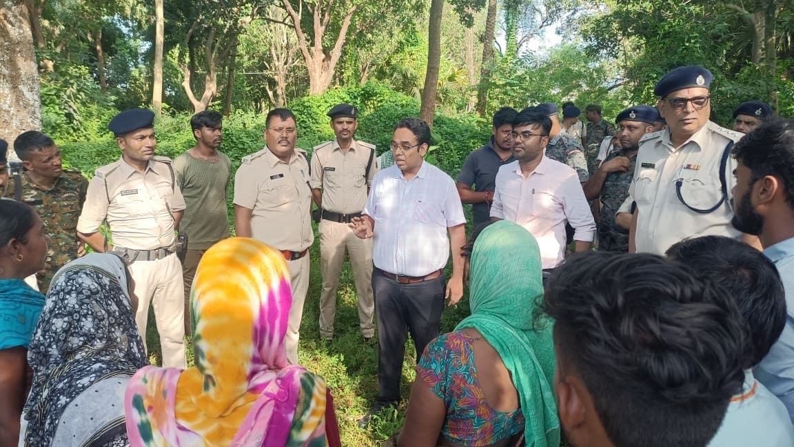 एपीएचसी की जमीन चिह्नित कर पीलर गाड़ने का ग्रामीणों ने किया विरोध