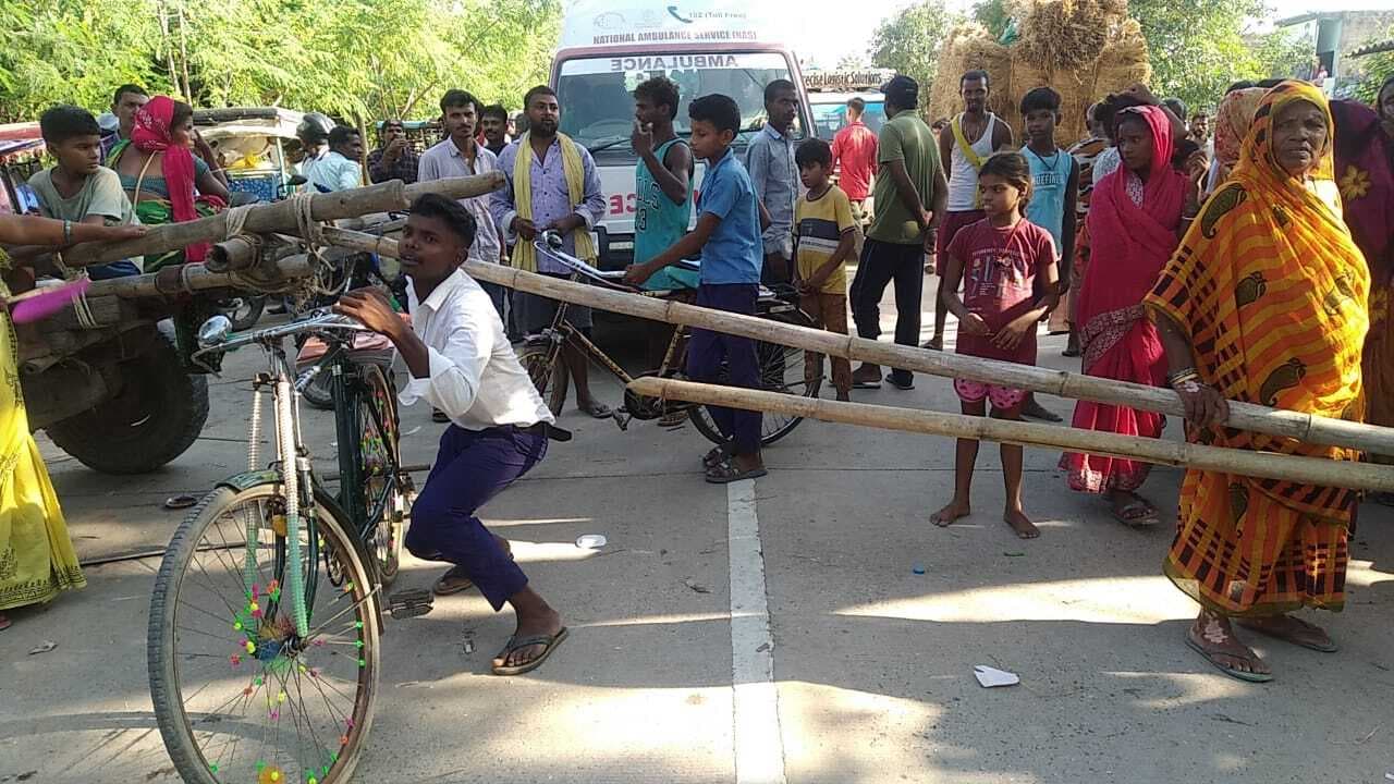 बाढ़ सहायता राशि की मांग को ले बाढ़ पीड़ितों ने किया एनएच-80 जाम