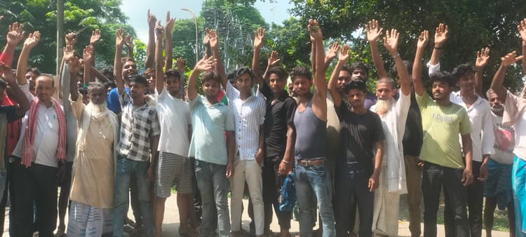 ट्रांसफार्मर बदलने की मांग को लेकर ग्रामीणों ने किया प्रदर्शन