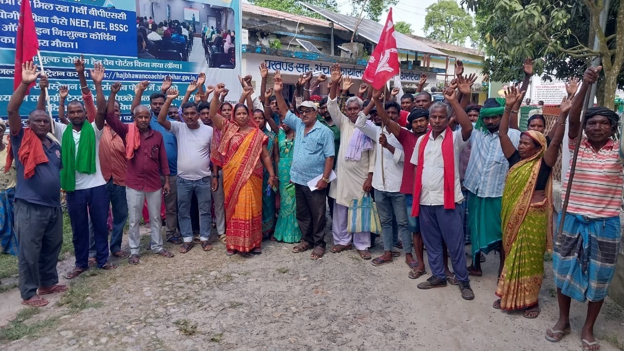 मूलभूत सुविधाओं से वंचित हैं धनेश्वरी टपरा टोला के आदिवासी, पहुंचे प्रखंड मुख्यालय