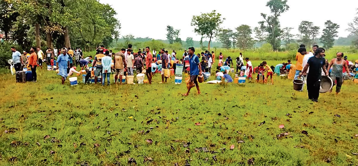 West Singhbhum News : हाटगम्हरिया में टैंकर पलटा, बर्तन व बाल्टी में डीजल ले गये ग्रामीण