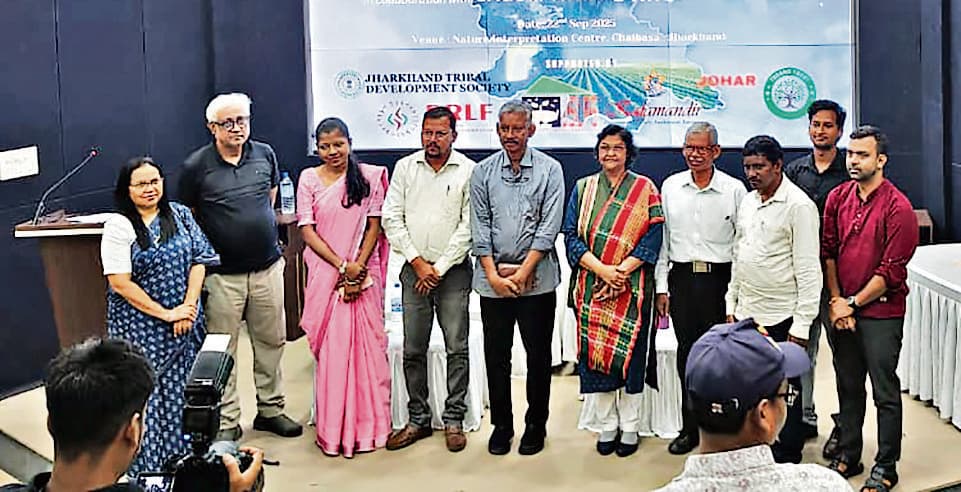 Chaibasa News : आदिवासी युवा व्यवसायी बनकर ग्रामीण अर्थव्यवस्था को मजबूत करें : रामेश्वर बिरुवा