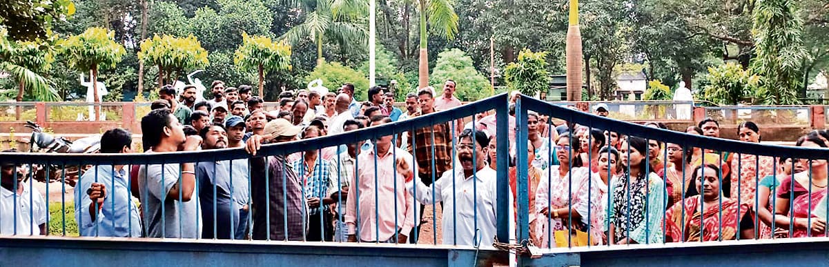 Chaibasa News : प्रबंधन संग वार्ता विफल, गंदगी की ढेर पर गुवा