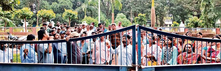 Chaibasa News : प्रबंधन संग वार्ता विफल, गंदगी की ढेर पर गुवा