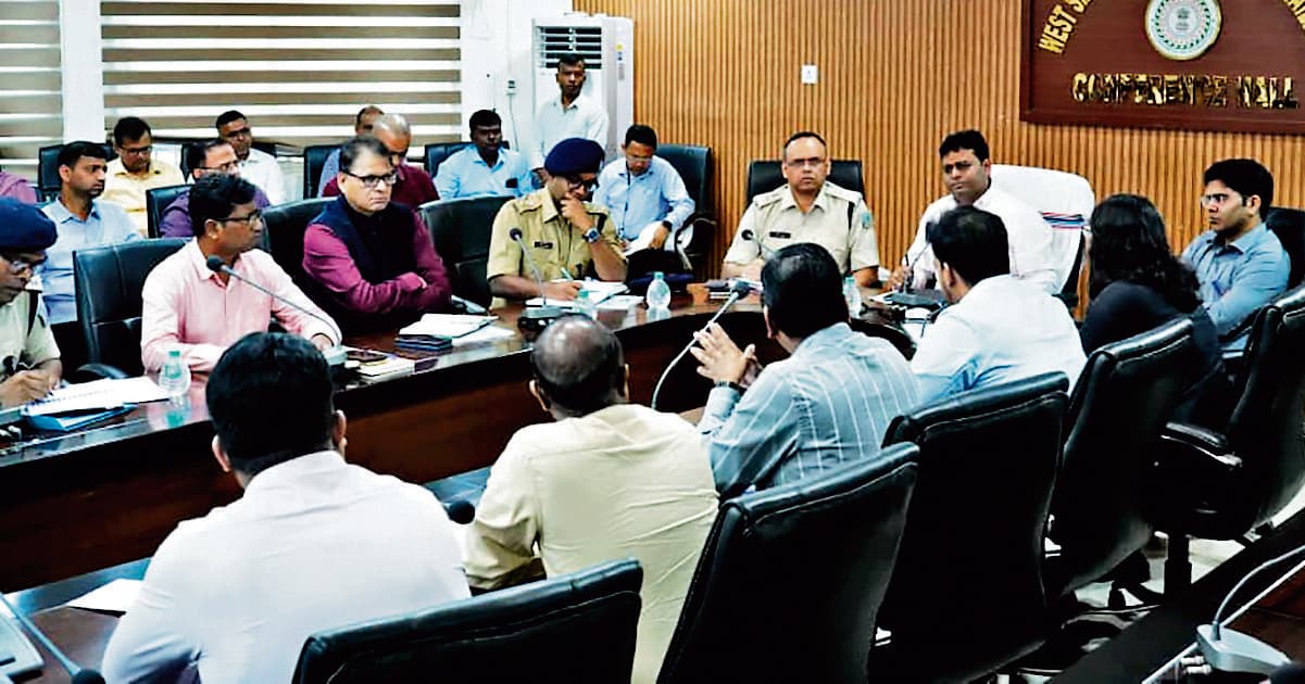 Chaibasa News : पंडालों में सीसीटीवी लगायें, सोशल मीडिया पर रखें नजर