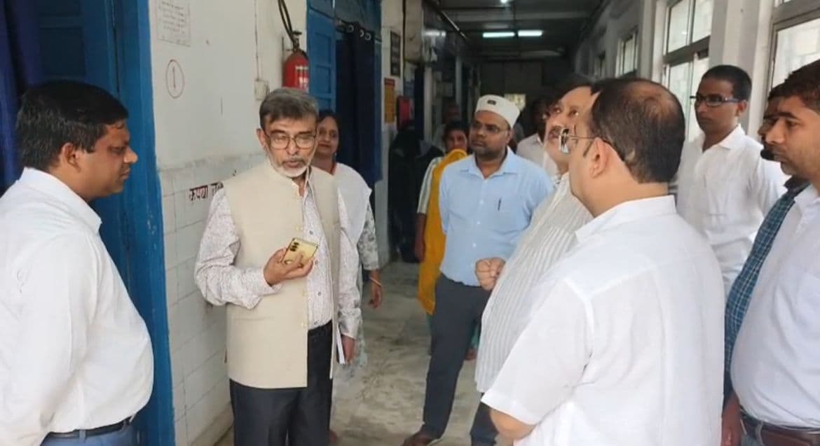 Giridih news: स्वास्थ्य विभाग के निदेशक प्रमुख ने सदर अस्पताल का किया औचक निरीक्षण