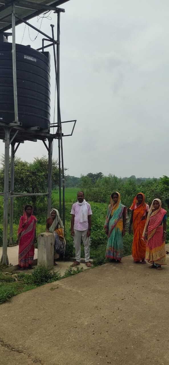 East Singhbhum News : दो साल से डुमरिया में जलमीनार खराब, दूरदराज से पानी ला रहीं महिलाएं