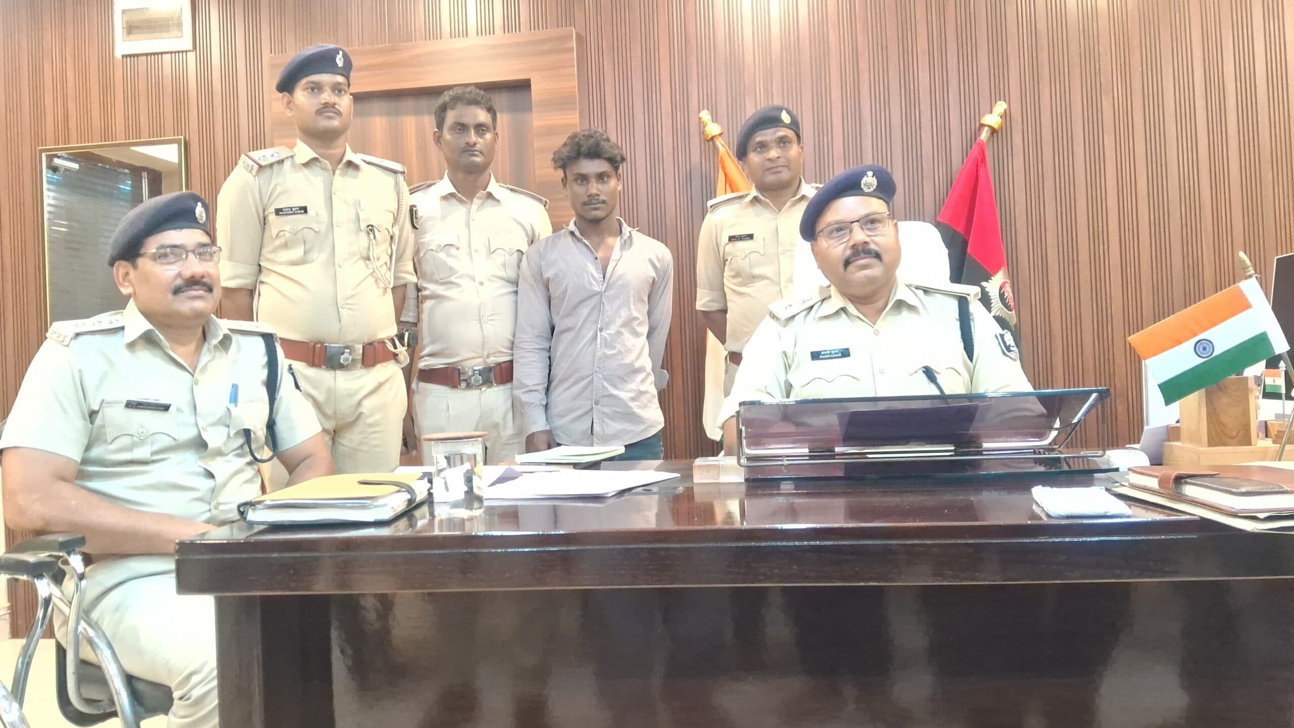 ट्रक से 1819 लीटर शराब जब्त