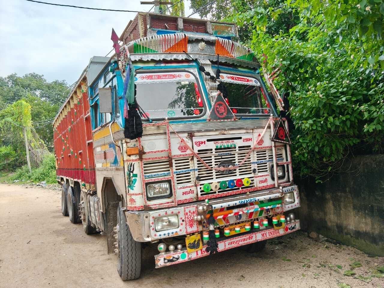 Giridih news: ग्रामीणों ने गिट्टी लदे चार ट्रक व एक हाइवा पकड़कर पुलिस को सौंपा