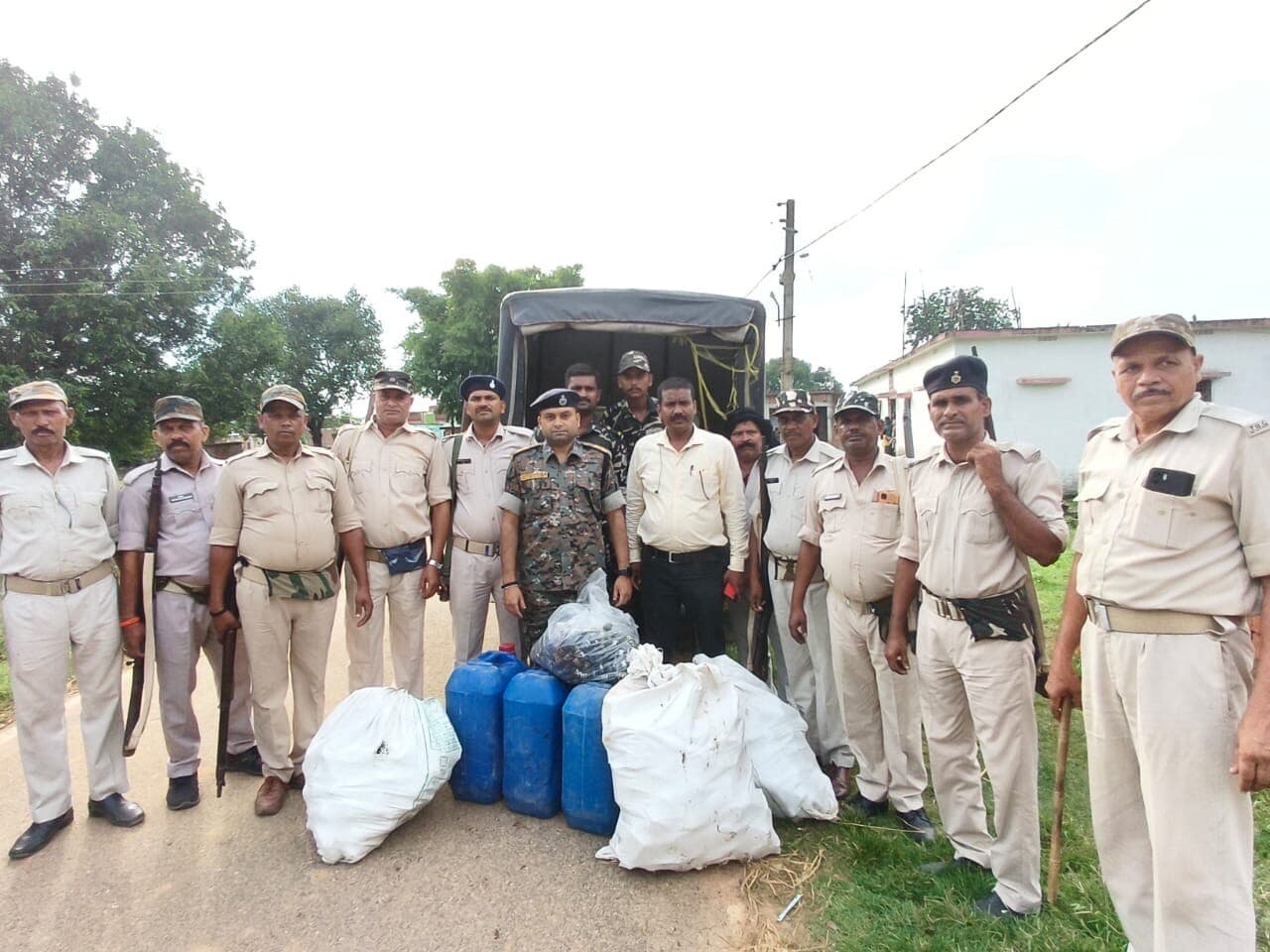 Giridih news: देवरी में अवैध शराब फैक्ट्री पर छापेमारी, भारी मात्रा में शराब व स्प्रिट जब्त, धंधेबाज फरार