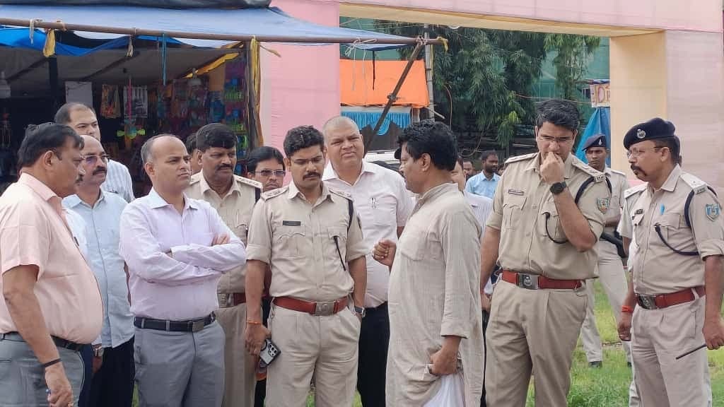 Jamshedpur News : डीसी-एसएसपी ने शहर के प्रमुख पूजा पंडालों का किया निरीक्षण, दिये ये निर्देश