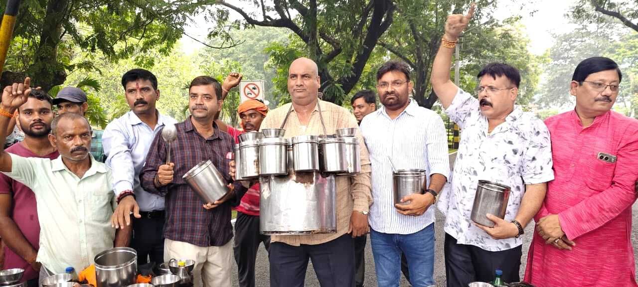 Jamshedpur News : जुबिली पार्क में झालमूड़ी बेचने वालों के समर्थन में उतरी भाजपा, आंदोलन की चेतावनी