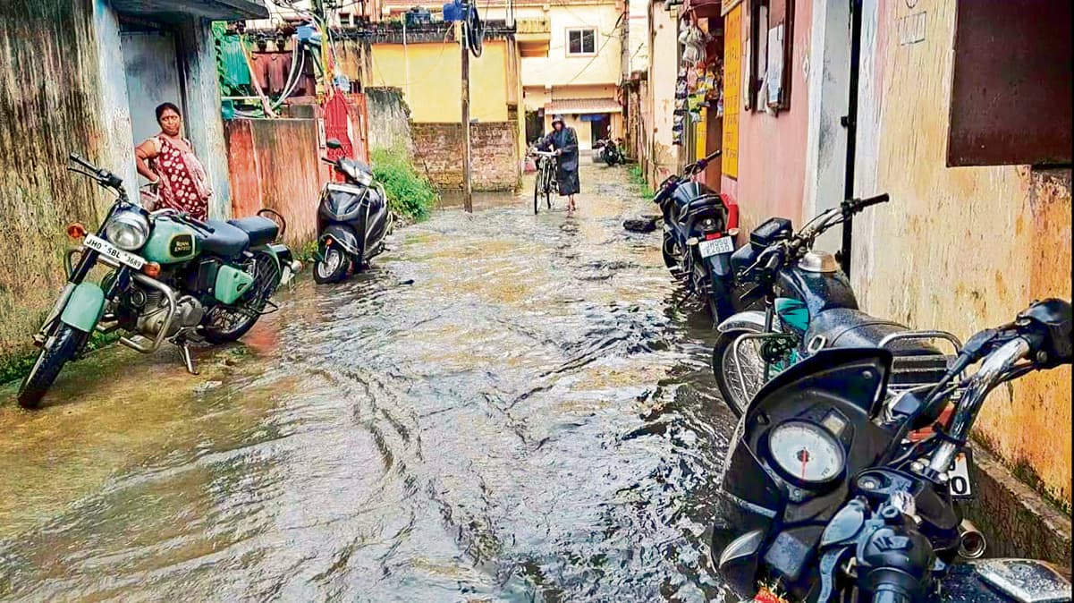 Jamshedpur News : बारिश से जनजीवन अस्त-व्यस्त, दुर्गा पूजा की तैयारियों पर भी असर