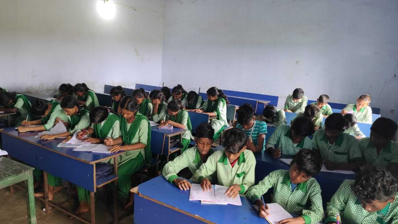 Dhanbad News:  ब्लैक बोर्ड पर लिखना पड़ा प्रश्न