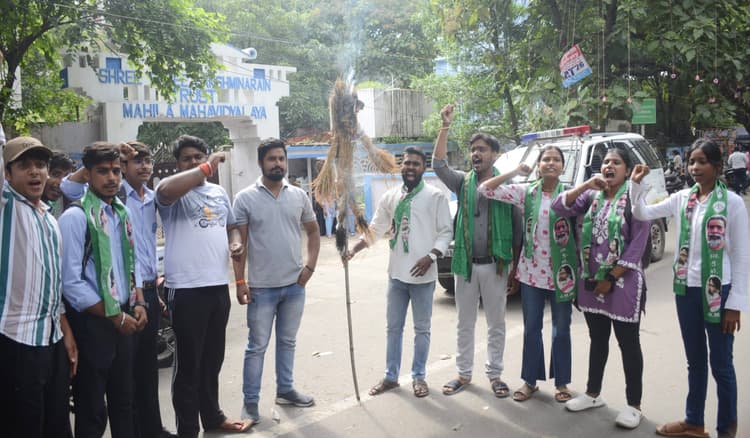 Dhanbad News: एसएसएलएनटी में परीक्षा के दौरान बिनोद बाबू की जयंती को लेकर हंगामा