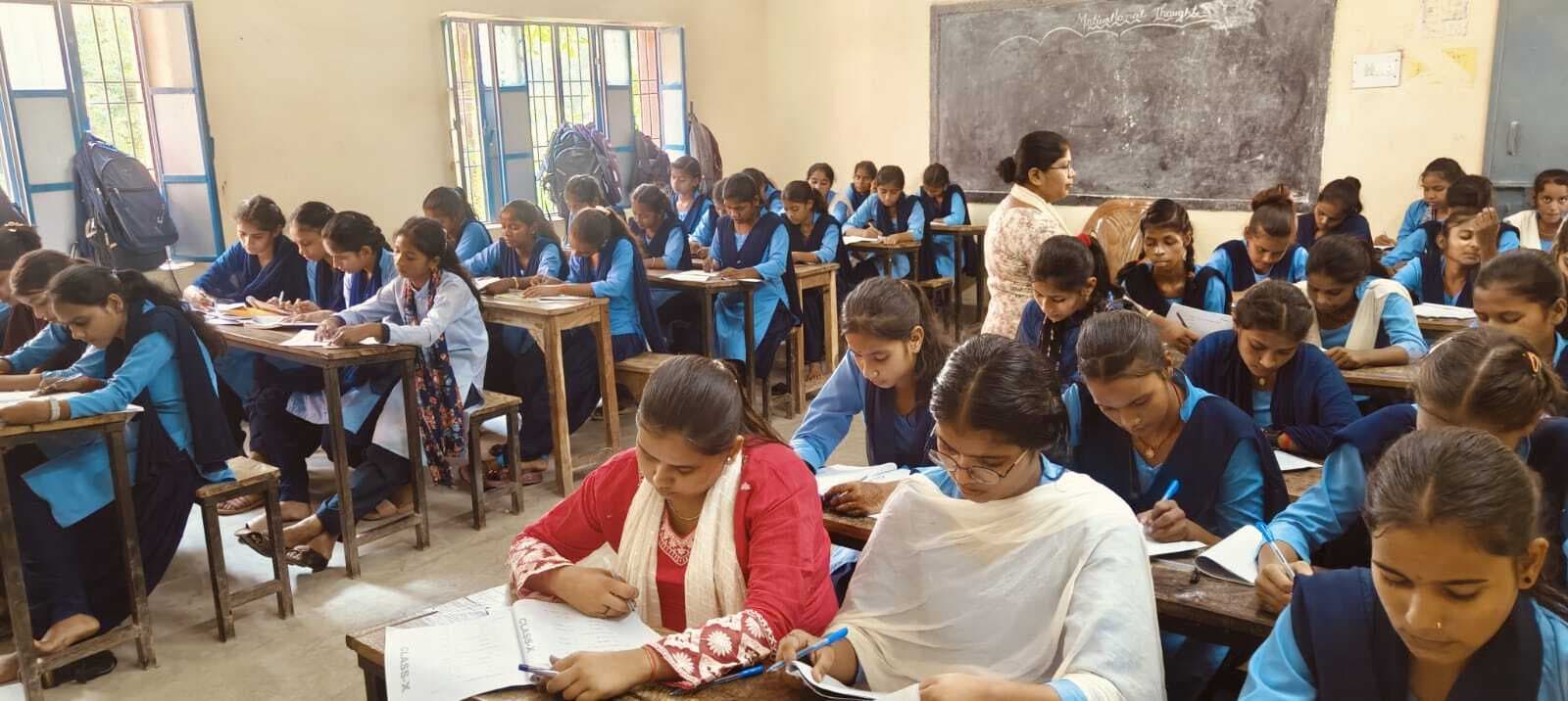 हाइस्कूलों में नौवीं और दसवीं की परीक्षा शुरू