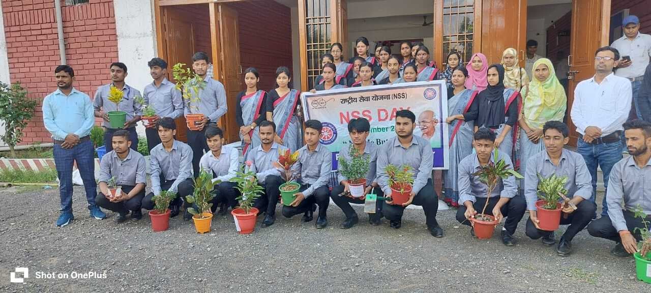 एनएसएस के स्थापना दिवस पर किया गया पौधरोपण