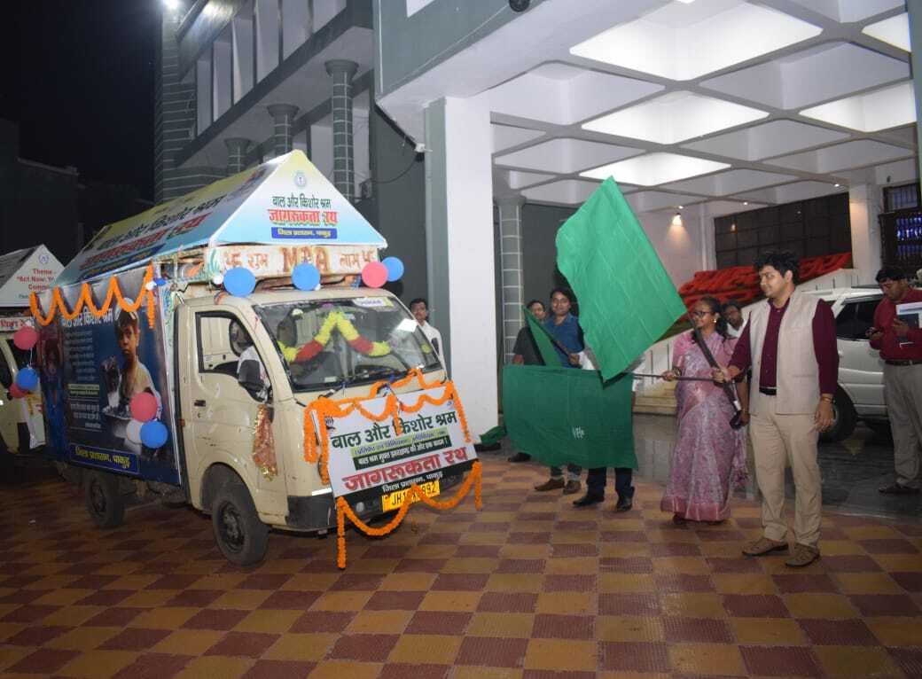 किसी भी बच्चे को मजदूरी करते देखें तो दें सूचना : डीसी