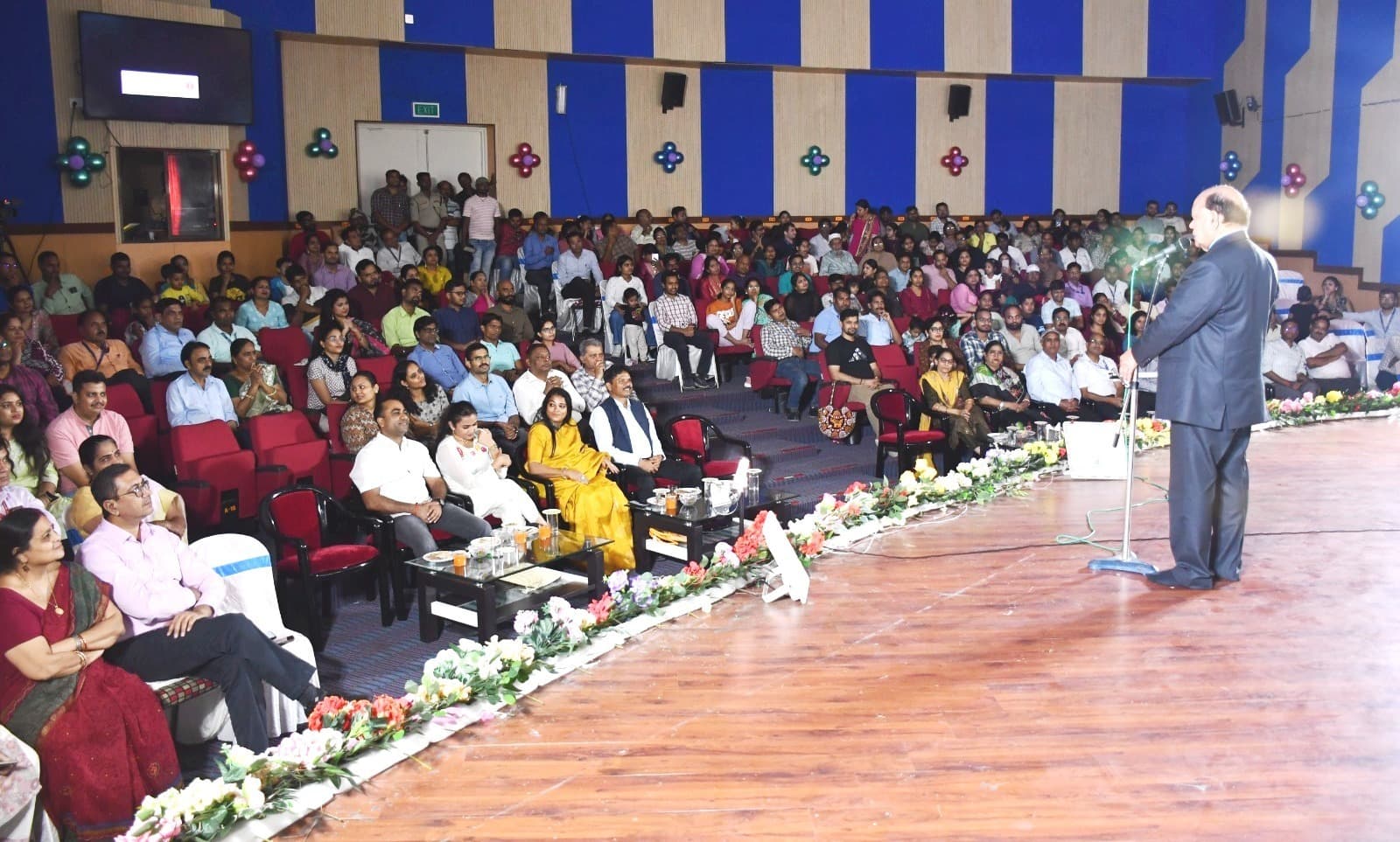 हास्य कवि सम्मेलन में पद्मश्री सुरेंद्र शर्मा व दिनेश बावरा ने कविताओं से बांधा समा