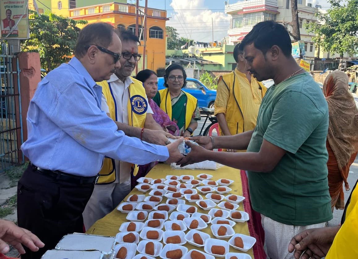 लायंस क्लब ने फूड पैकेट्स का किया वितरण