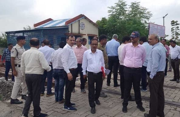 Jamshedpur news. टाटानगर रेलवे स्टेशन का मुख्य संरक्षा आयुक्त ने किया निरीक्षण