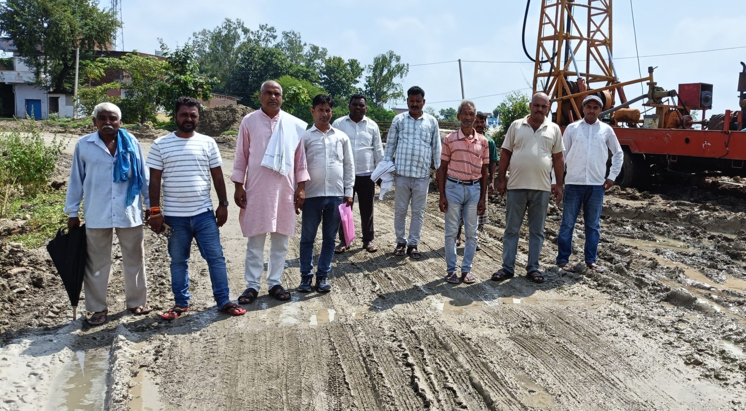 ओवरब्रिज निर्माण में अनियमितता को लेकर ग्रामीणों ने जताया आक्रोश