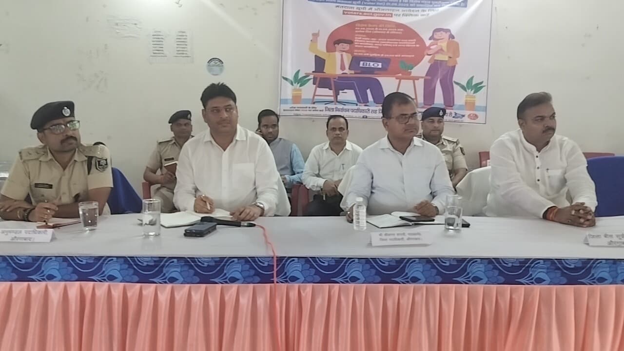 सद्भाव के साथ मनायें दुर्गा पूजा, दूर होंगी समस्याएं : डीएम