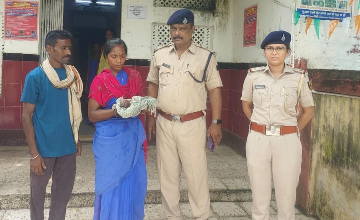 किऊल स्टेशन पर लावारिस मिली नवजात बच्ची, आरपीएफ ने चाइल्ड वेलफेयर कमिटी को सौंपा
