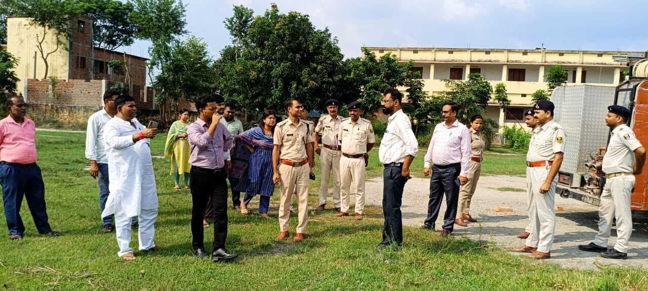 hajipur news. सीएम के संभावित महिला संवाद को लेकर अधिकारियों ने किया एसपीएस काॅलेज मैदान का निरीक्षण