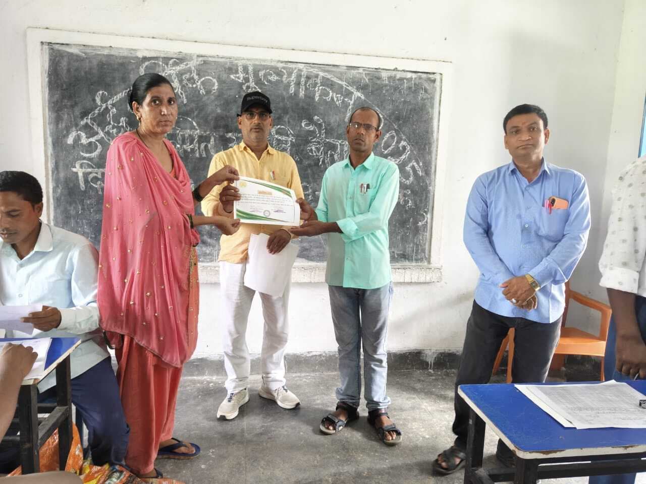 उच्च विद्यालय में मूल्यांकन कार्य में लगे शिक्षकों को किया सम्मानित